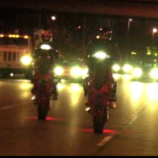 Quedas perigosas de motociclistas exclusivamente no seu telefone!