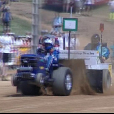 Arranque com trator: um desporto mecânico impressionante