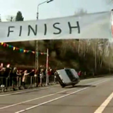 Recorde mundial de duas rodas: Apertem os cintos!