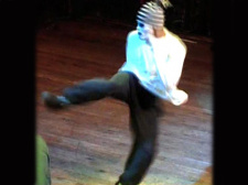 Bela dançarina de rua numa luta de dança