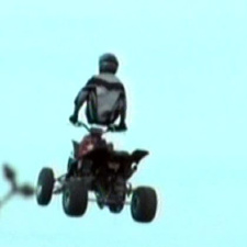 Eles realizam acrobacias incríveis no seu quad