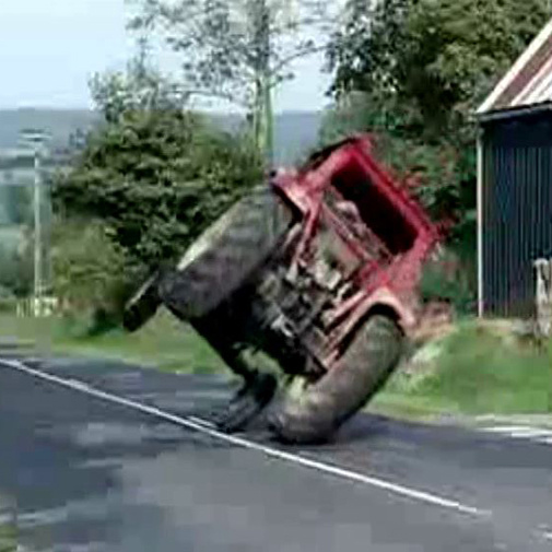 Impressionante trator a rolar sobre duas rodas!