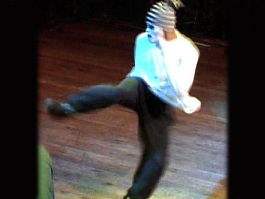 Bela dançarina de rua numa luta de dança